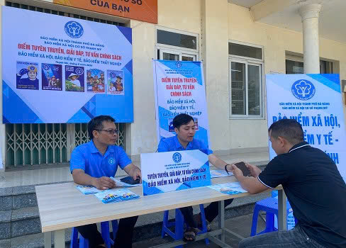 Thanh My Social Insurance (BHXH) facility, Da Nang City has coordinated to organize mobile consulting and propaganda booths on voluntary social insurance and health insurance policies. Photo: Nguyen Linh