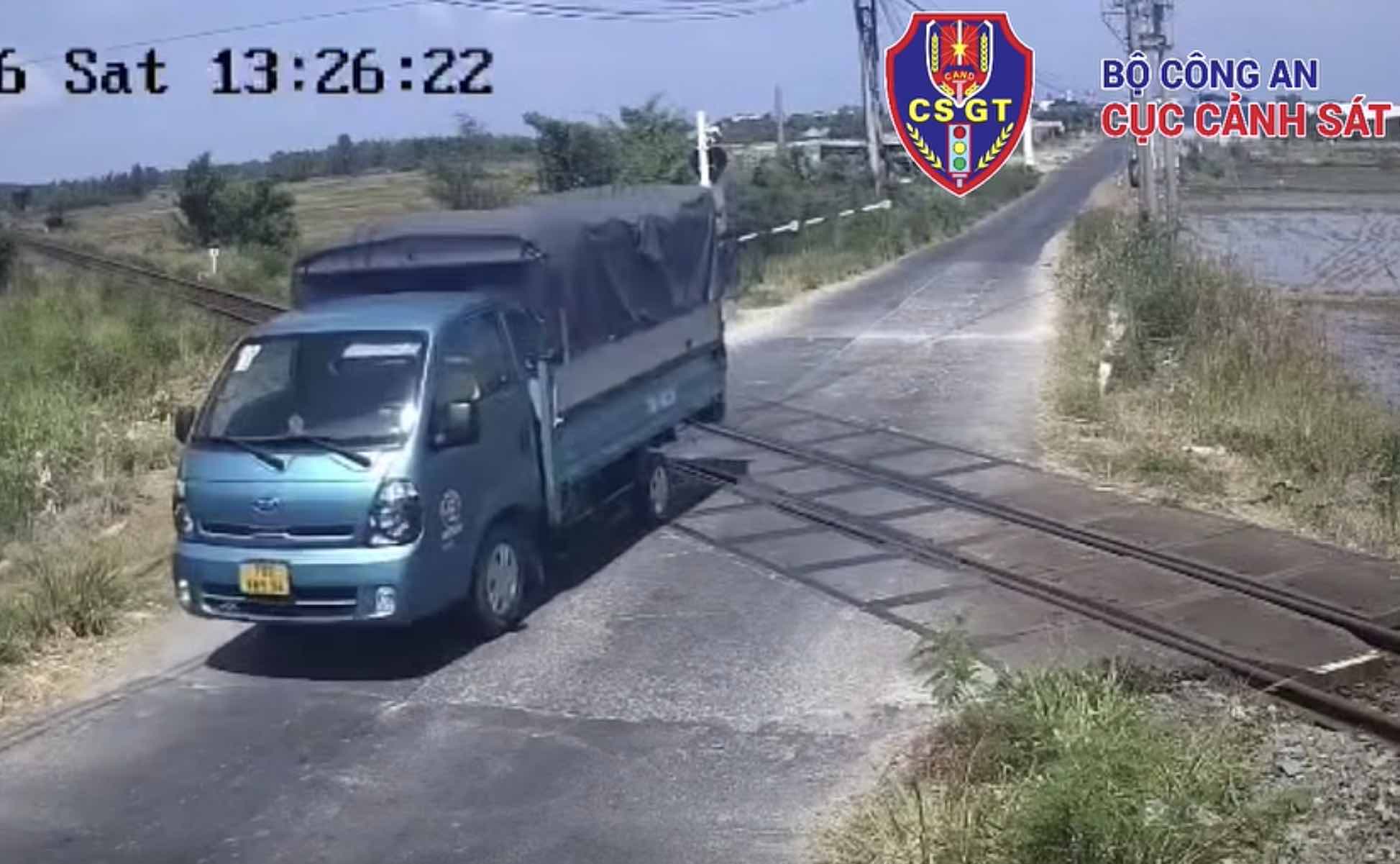 Truck driver crossing the level crossing when the red light turns on is handled by functional agencies. Photo: Traffic Police Department