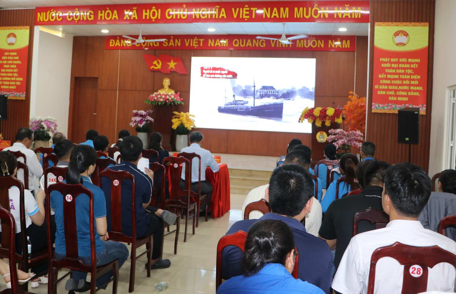 Đoàn viên, người lao động phường Tây Nha Trang tham gia sinh hoạt chuyên đề “Học tập và làm theo tư tưởng, đạo đức, phong cách Hồ Chí Minh”. Ảnh: Phương Linh