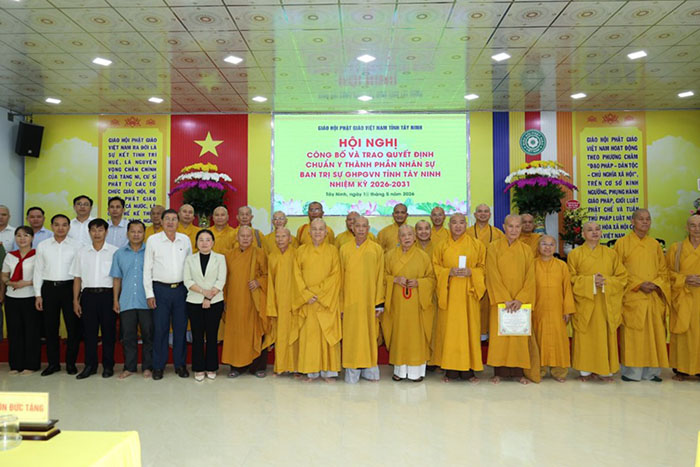 Anuncio y entrega de la decisión de aprobación del personal del Comité Ejecutivo de la Sangha Budista de Vietnam de la provincia de Tay Ninh. Foto: Comité Ejecutivo de la Sangha Budista de Vietnam de la provincia de Tay Ninh