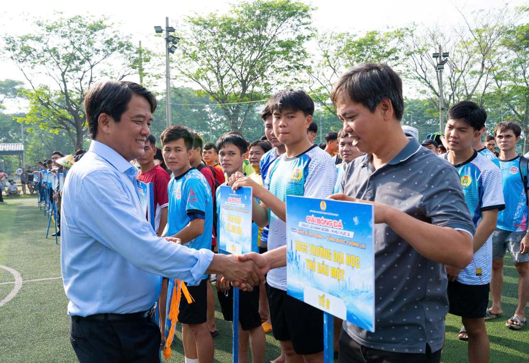 Mr. Bui Thanh Nhan - Chairman of the Ho Chi Minh City Labor Federation encourages teams participating in the tournament at the opening ceremony. Photo: Trade Union provided