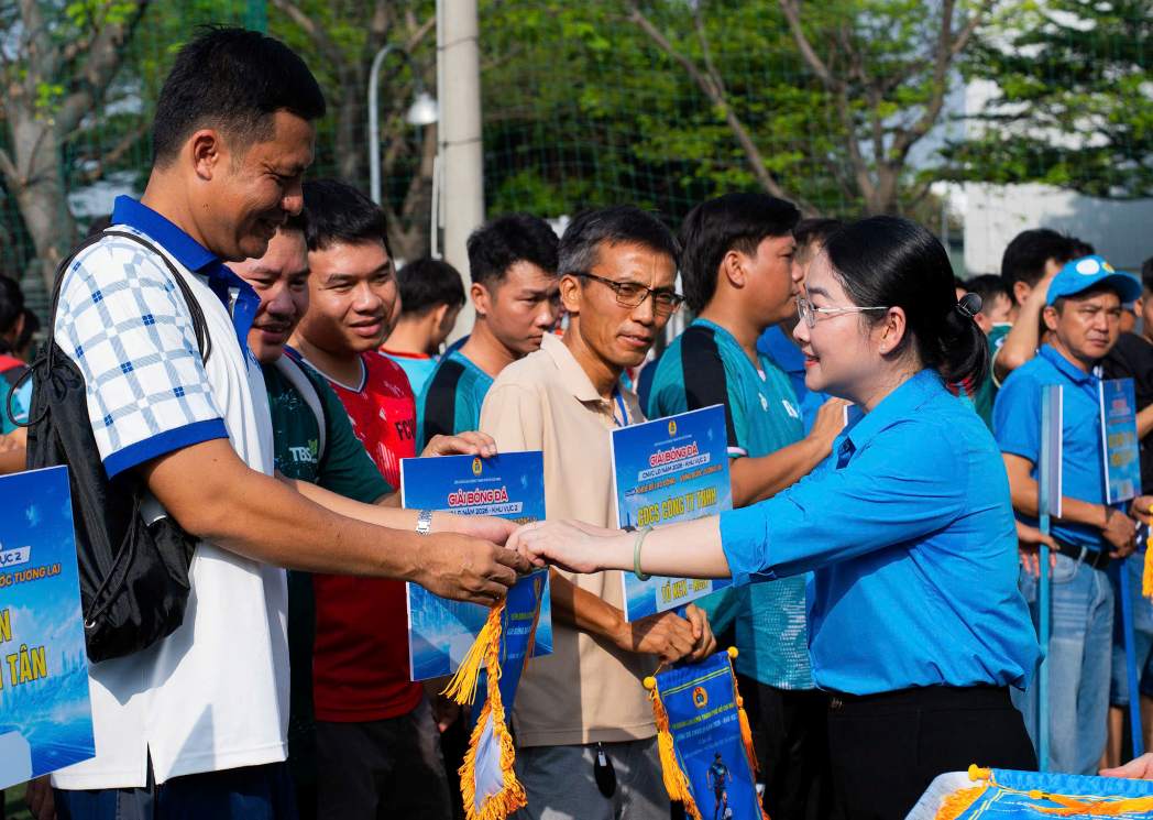 Ông Bùi Thanh Nhân - Chủ tịch LĐLĐ TPHCM động viên các đội tham giai giả đấu trong lễ khai mạc. Ảnh: Công đoàn cung cấp