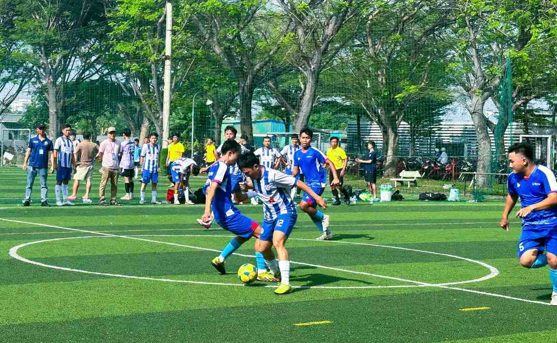 Các đội thi đấu ngay sau lễ khai mạc. Ảnh: Công đoàn cung cấp