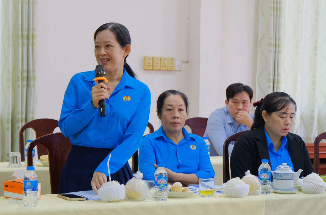Bà Lâm Nguyệt Thanh - Chủ tịch CĐCS Công ty Cổ phần Cấp thoát nước Cần Thơ (bìa trái). Ảnh: Mỹ Ly