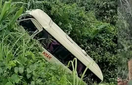 Passenger car plunges into abyss, killing 1 person. Photo: Thanh Lien