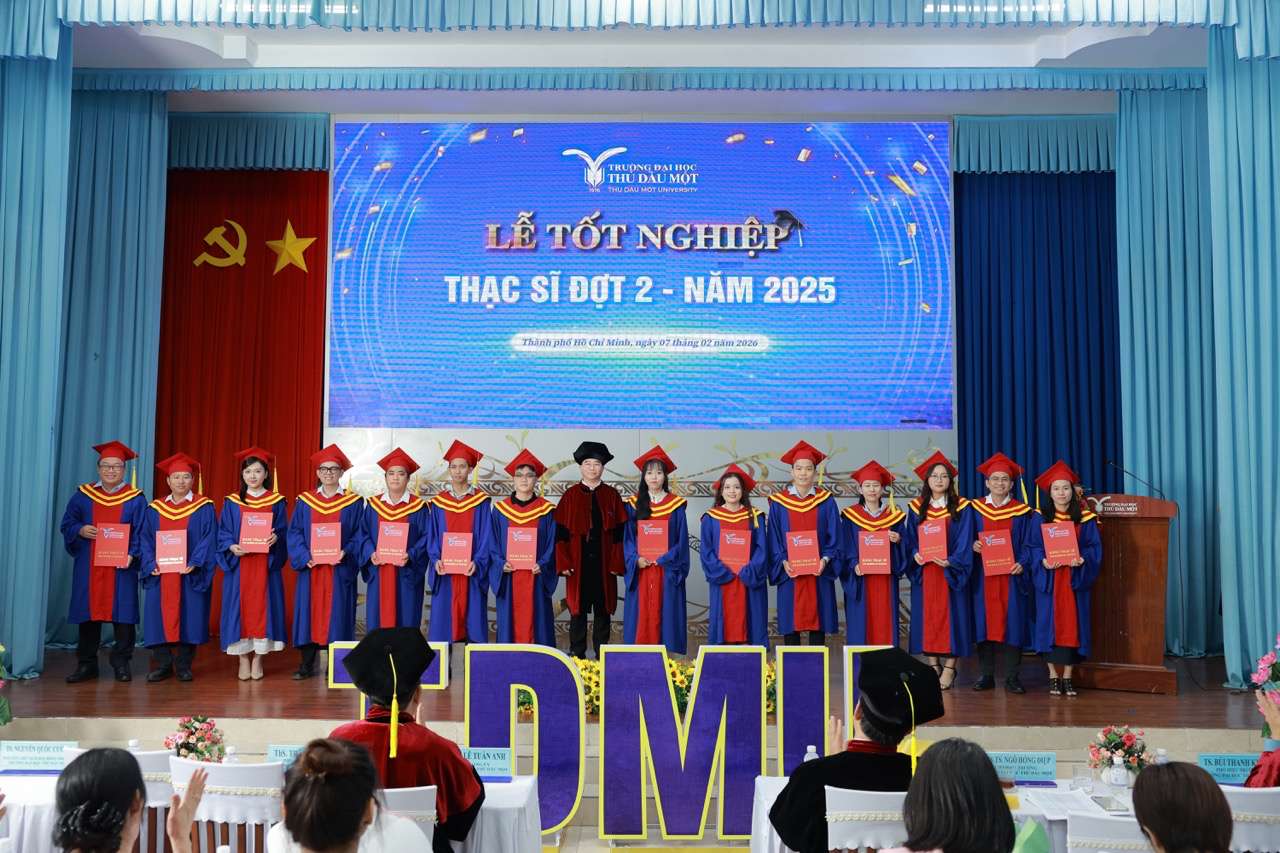 PGS.TS Ngô Hồng Điệp – Phó Hiệu trưởng Trường Đại học Thủ Dầu Một trao bằng thạc sĩ trong lễ tốt nghiệp thạc sĩ đợt 2 năm 2025 - ảnh: Trường ĐH Thủ Dầu Một