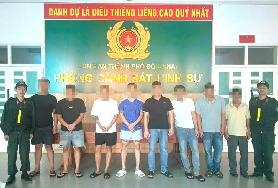 Triệt phá đường dây hoạt động cá độ bóng đá trên không gian mạng với quy mô lớn. Ảnh: Công an thành phố Đồng Nai