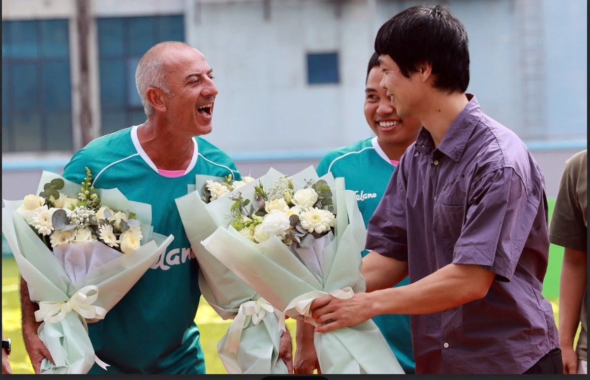 Cong Phuong came to share the joy with his old teacher Guillaume Graechen. Photo: Dang Nguyen