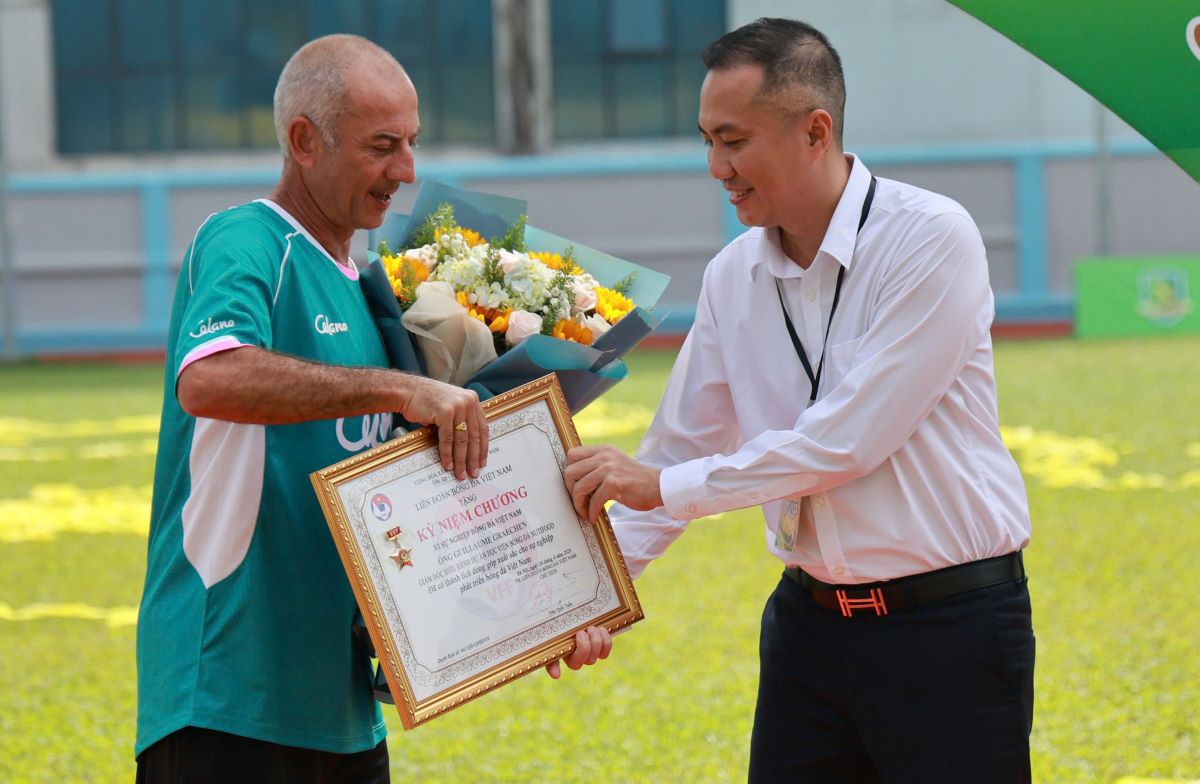 Phó chủ tịch VFF Nguyễn Xuân Vũ vinh danh những đóng góp của huấn luyện viên Graechen cho bóng đá trẻ Việt Nam. Ảnh: Đăng Nguyễn