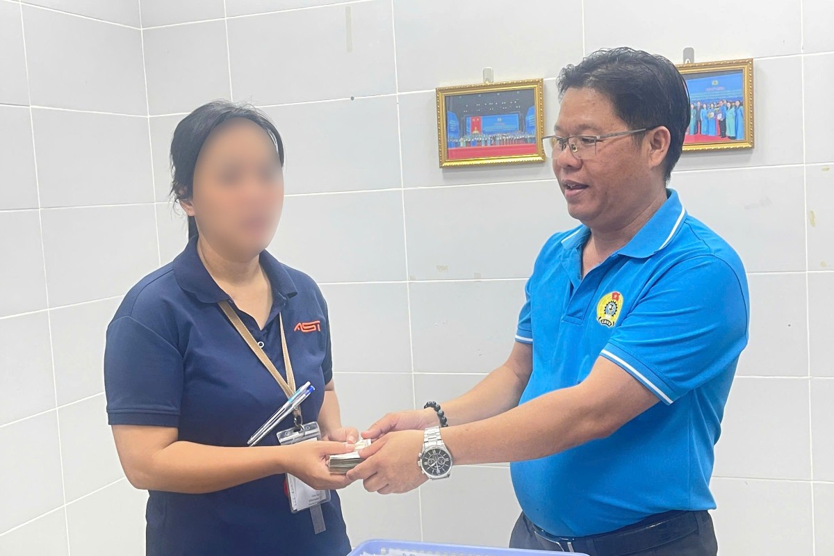 Greentech Headgear Grassroots Trade Union presents support money to female union members who are being treated for critical illnesses. Photo: Grassroots Trade Union