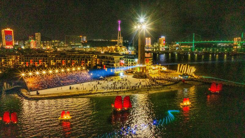 Khu chợ phong cách “thương cảng” độc đáo VUI-Fest Hạ Long. Ảnh: Thanh Sơn  