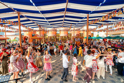 Ba Na Hills (Da Nang City) continues to be a popular destination for many families. Photo: Thanh Son
