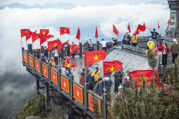 Sắc cờ đỏ rực trên đỉnh Fanspan. Ảnh: Thanh Sơn