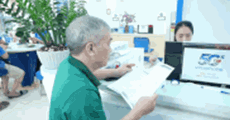 Người cao tuổi vui mừng khi được hỗ trợ chuẩn hóa thông tin thuê bao