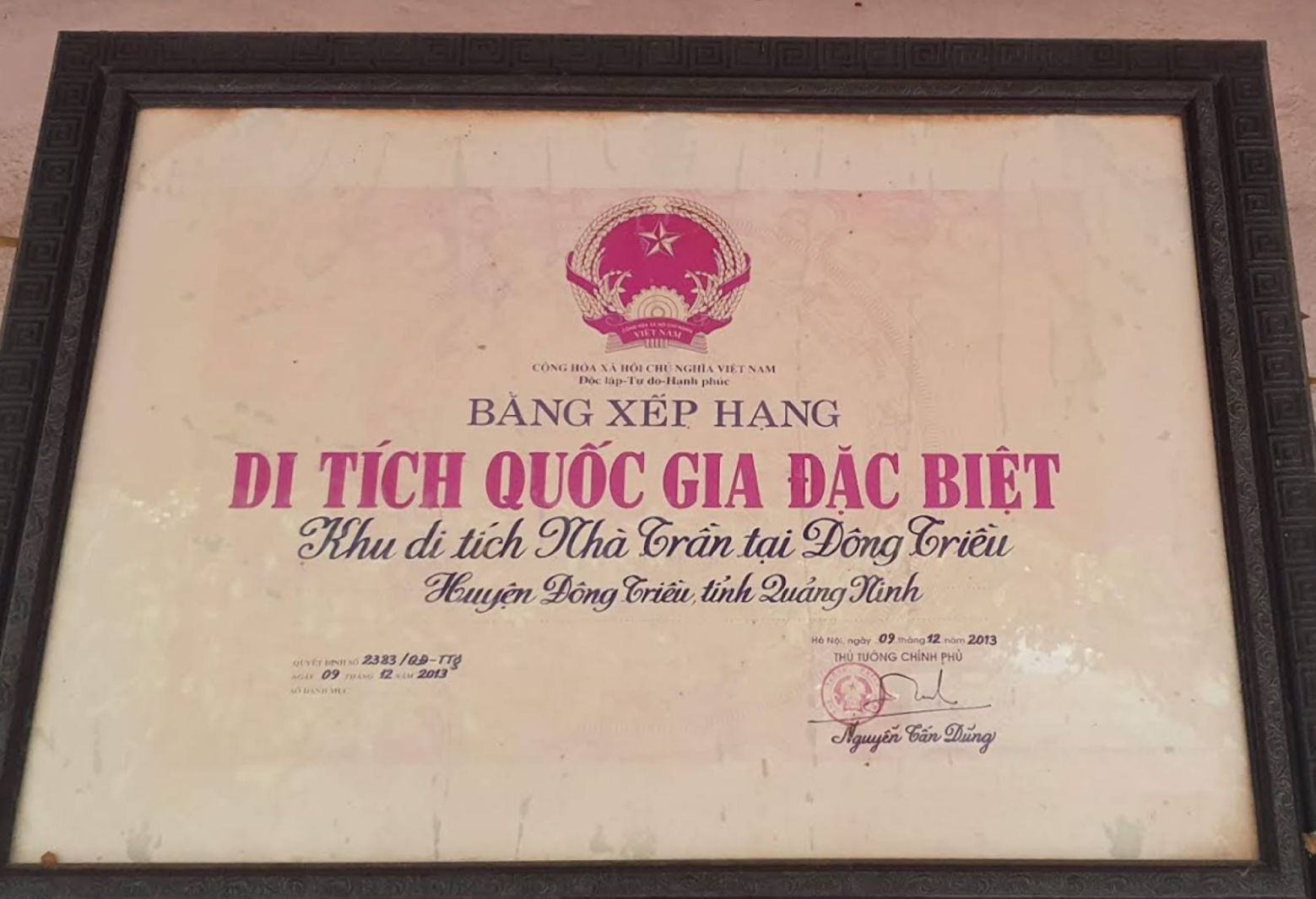 Bằng công nhận Di tích cấp Quốc gia đặc biệt tại chùa và quán Ngọc Thanh. Ảnh: Kim Sơn