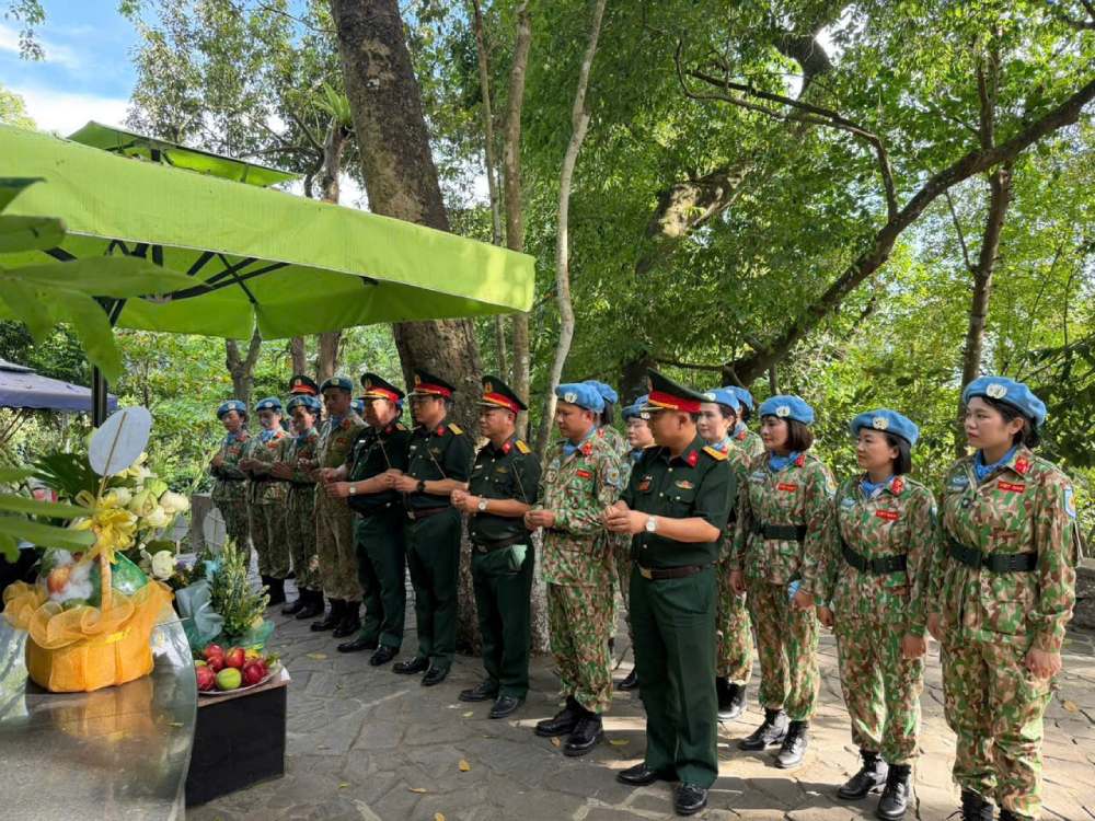 Engineering Team No. 5 in coordination with representatives of the Engineering Technical Secondary School organized an incense offering ceremony, reporting achievements and expressing gratitude to Uncle Ho at the K9 - Da Chong Special National Relic Site. Photo: GGHB Department