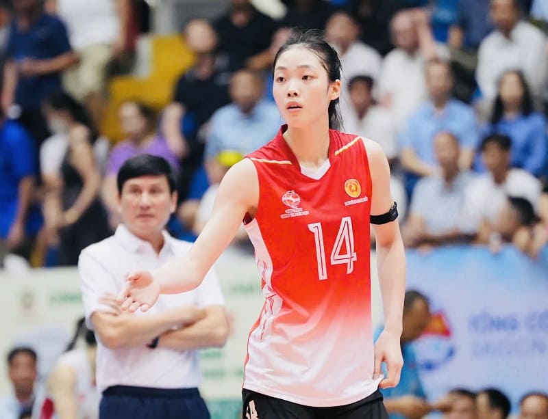 Young hitter Pham Quynh Huong asks to join the Vietnamese women's volleyball team late. Photo: VFV