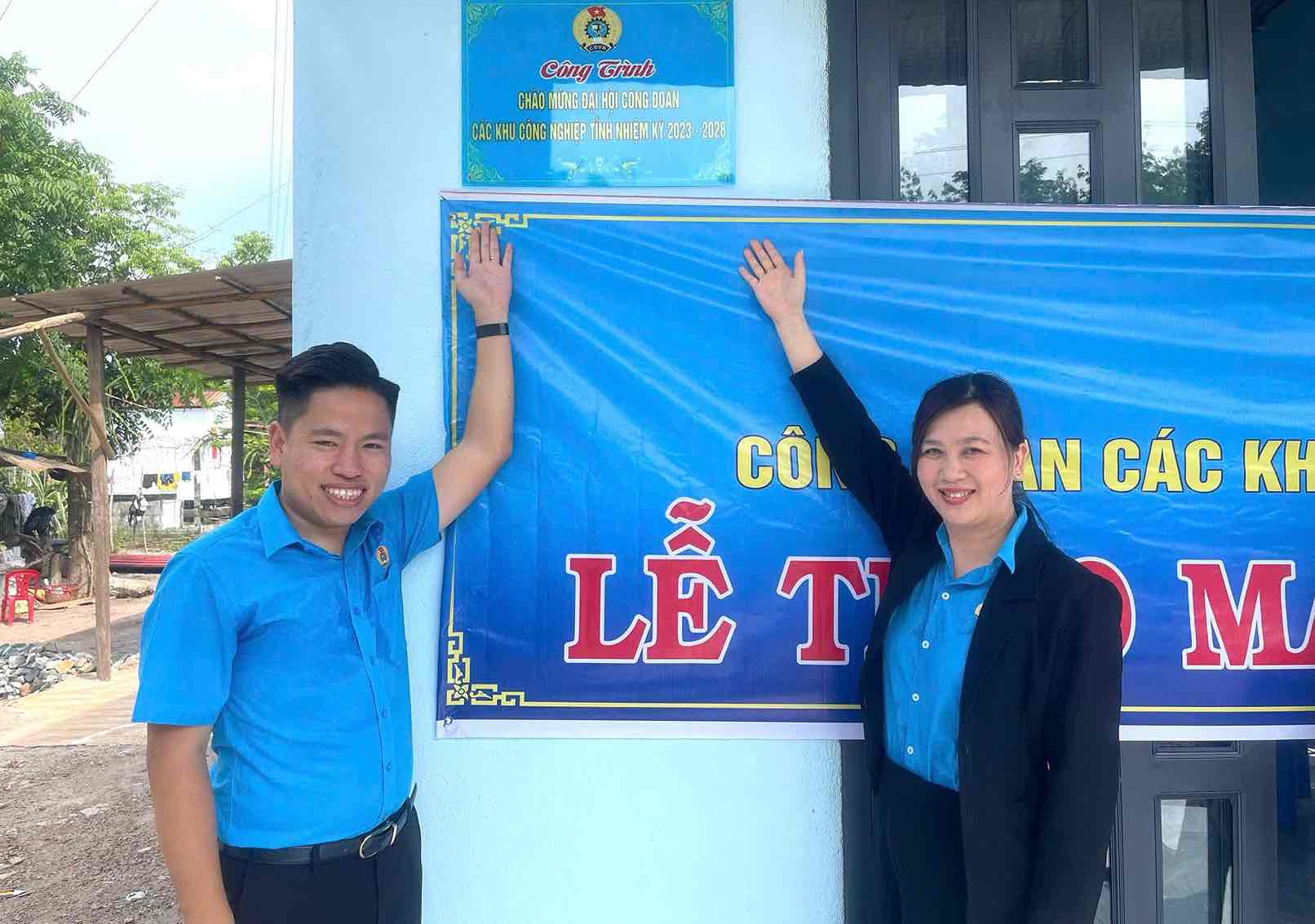 Chairman of the grassroots Trade Union of CPV Food Co., Ltd. Nguyen Trong Kien (left) presents Trade Union Shelter to union members with housing difficulties. Photo: NVCC
