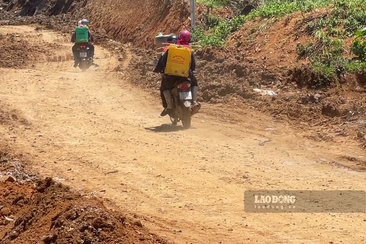 The project to upgrade Provincial Road 160 section passing through Xuan Hoa commune, Lao Cai province is under slow construction, making it even more difficult for people to travel. Photo: Dinh Dai