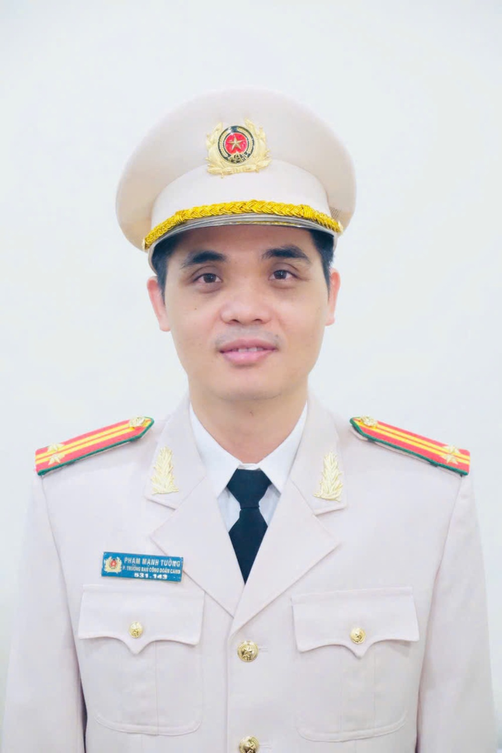 Trung tá Phạm Mạnh Tường luôn tâm niệm học tập và làm theo Bác từ những điều nhỏ nhất trong công việc và cuộc sống hàng ngày. Ảnh: NVCC