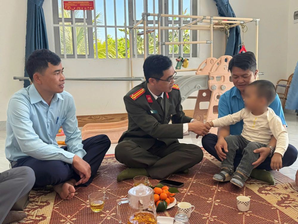 Studying and following Uncle Ho from the smallest things" is the viewpoint of Lieutenant Colonel Pham Manh Tuong (2nd from the left) - Deputy Head of the Trade Union of the People's Police. Photo: NVCC