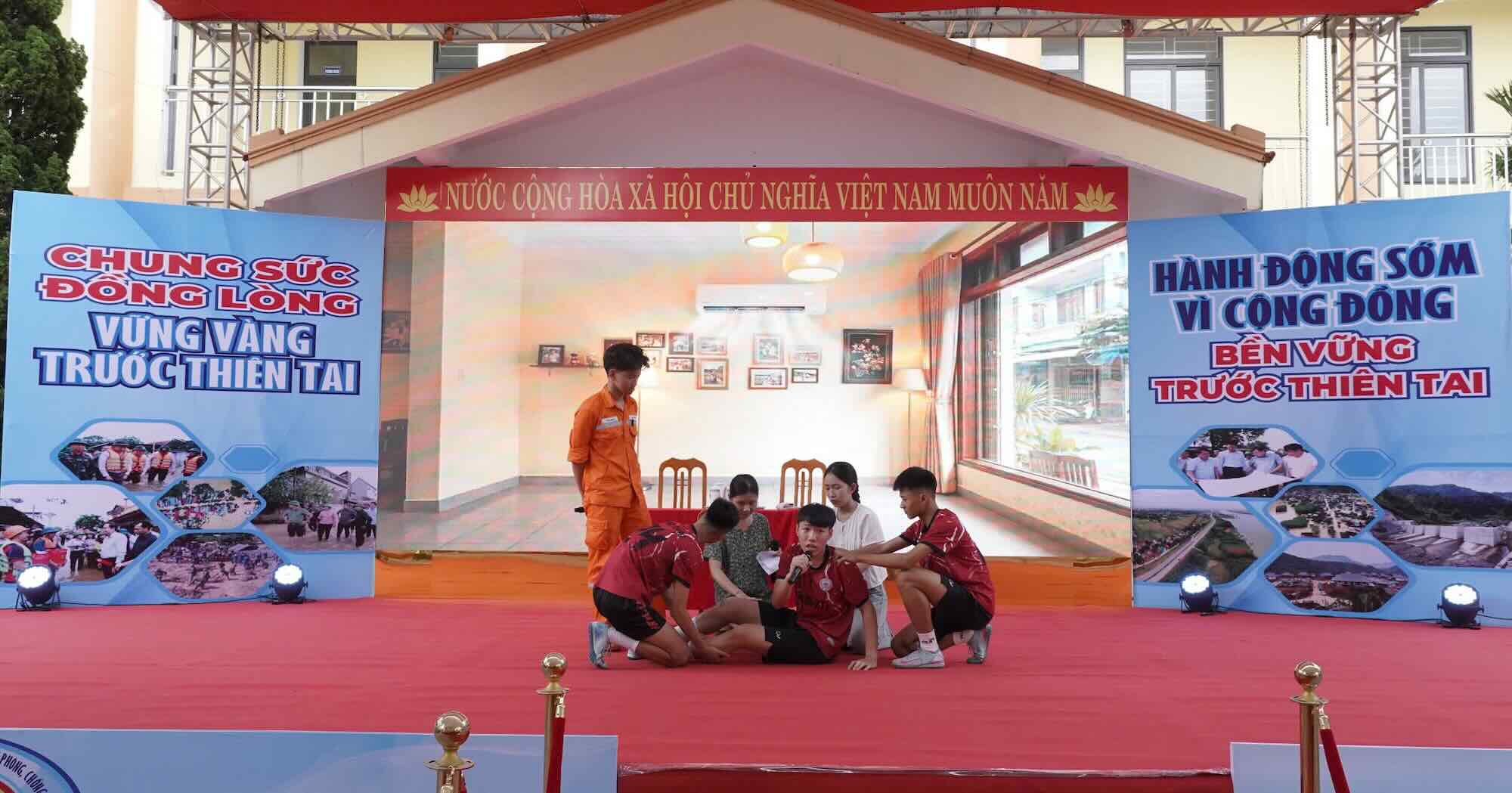 Propaganda activities to improve knowledge and skills in disaster prevention, response and recovery for the community. Photo: Van Thanh