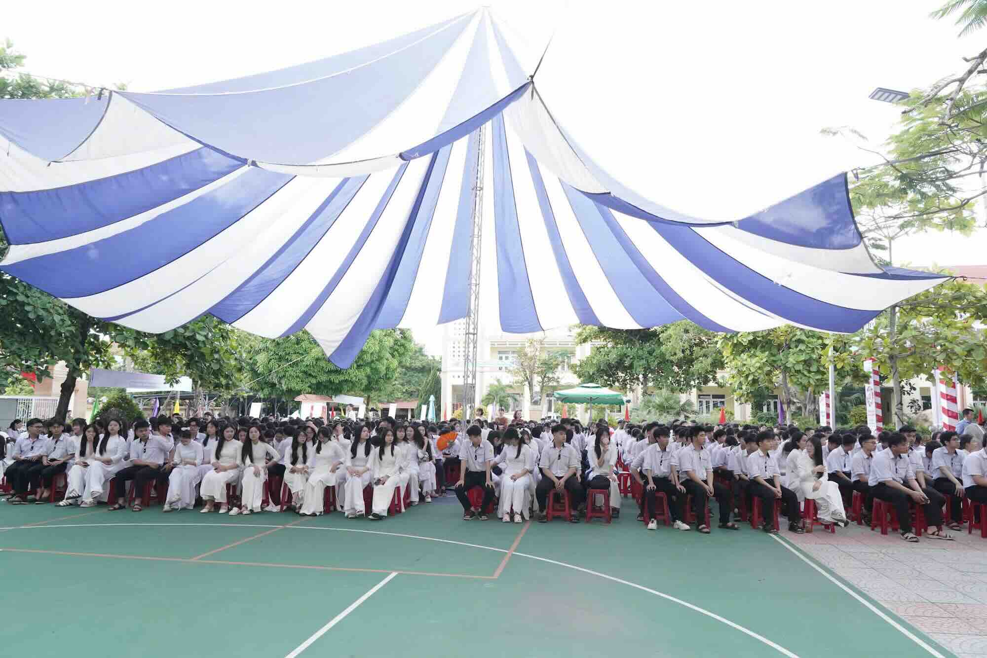Các học sinh ở Quảng Trị tham gia buổi trao đổi nâng cao kỹ năng ứng phó thiên tai. Ảnh: Văn Thanh