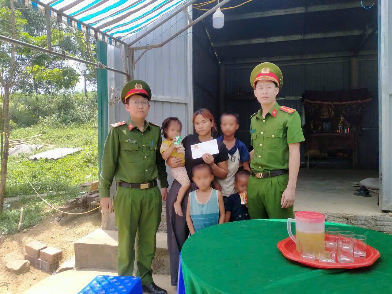 4 children who lost their mothers in Quang Tri are supported. Photo: Kim Phu Commune Police Youth Union