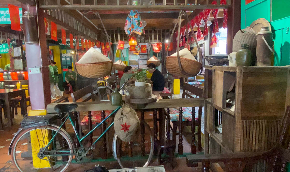 Không gian quán cơm bao cấp ở Hạ Long, Quảng Ninh gợi nhớ về “thời ông bà“. 