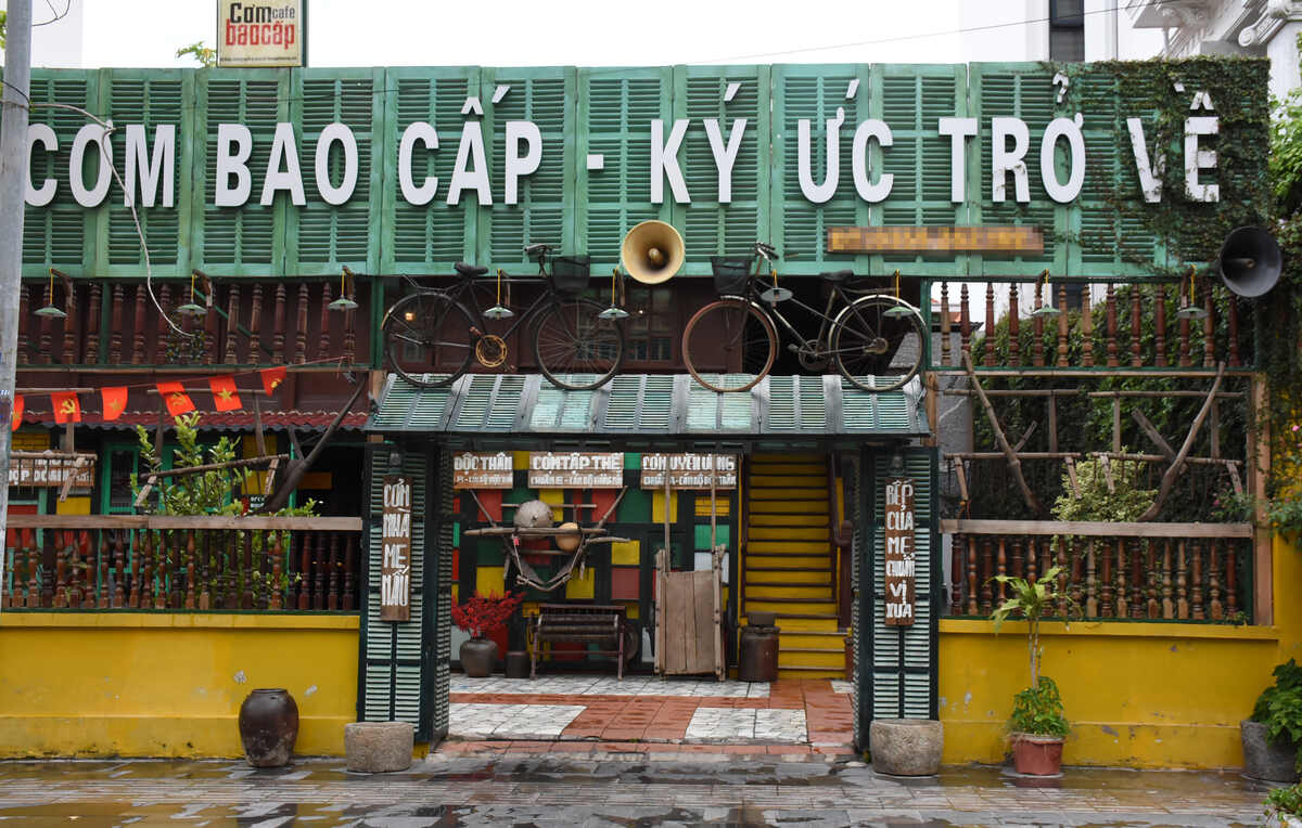 Subsidy eatery - memories returning to the middle" is located in the bustling neighborhoods of Quang Ninh.
