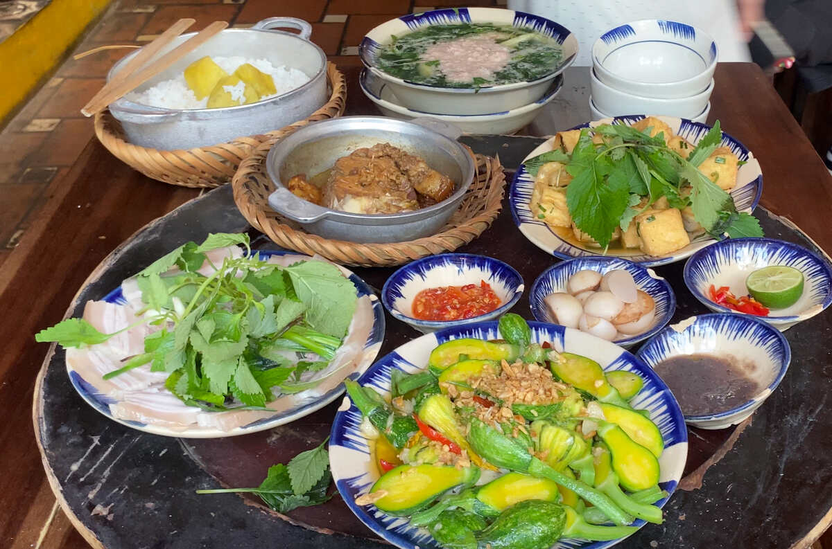 Bữa ăn gia đình tại quán cơm bao cấp.