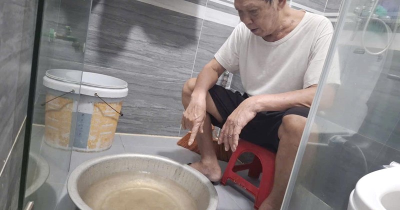 Nước sinh hoạt từ nhà máy Quảng Ngãi chuyển vàng đục, có cặn đen