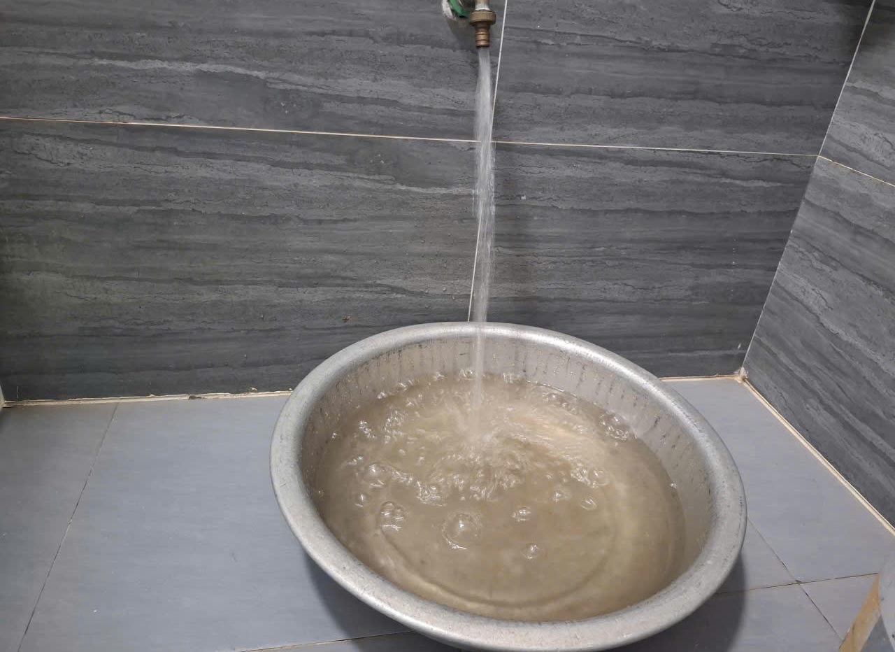 Nước sạch của gia đình ông Cường lấy trực tiếp từ vòi ra có màu vàng đục. Ảnh: Trần Tuấn
