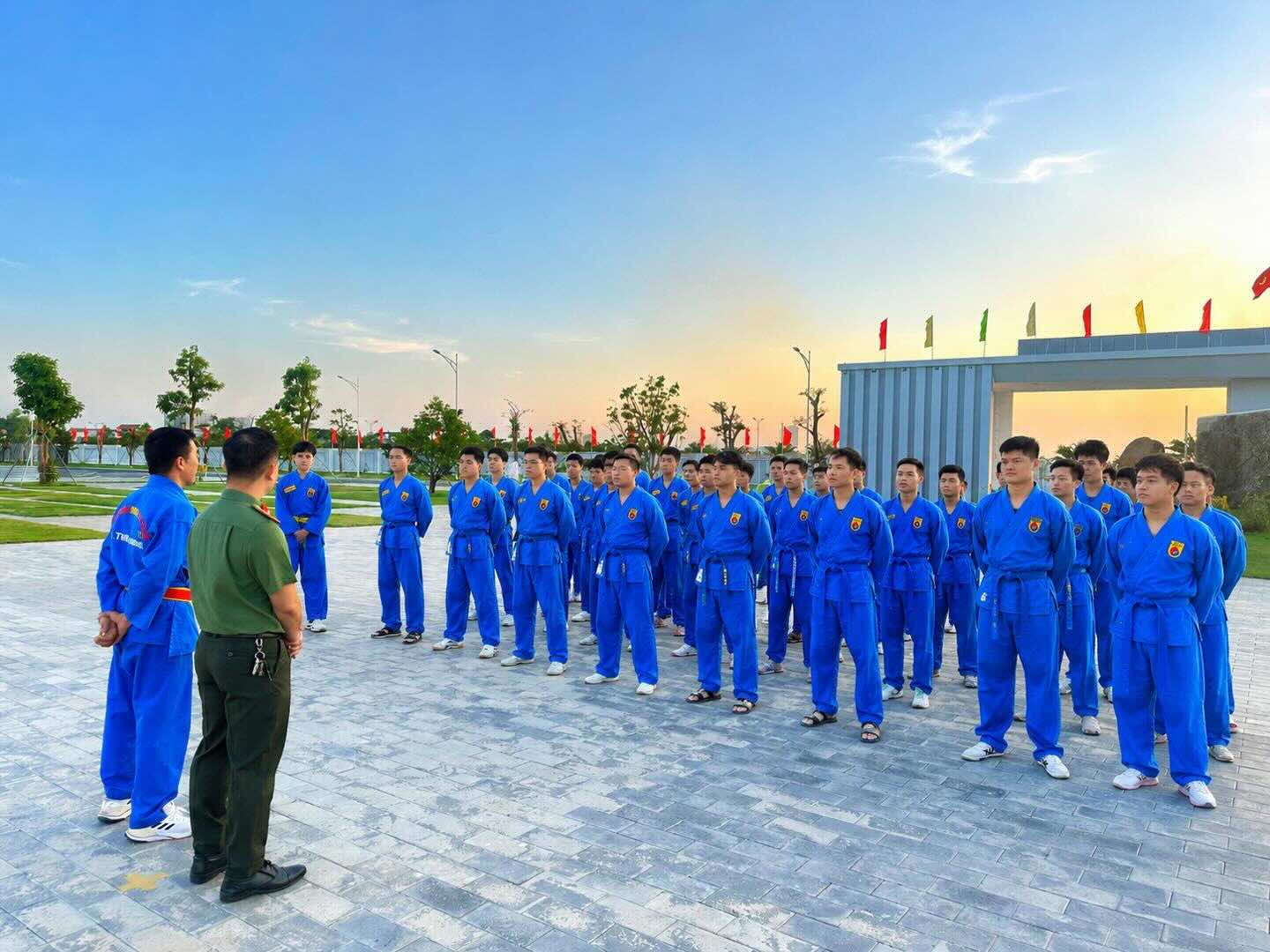 Major Tran Anh Tien and martial artist Le Ba Thuong exchange with Vovinam class members of the Youth Martial Arts Club of Hue City Police. Photo: Quang An.