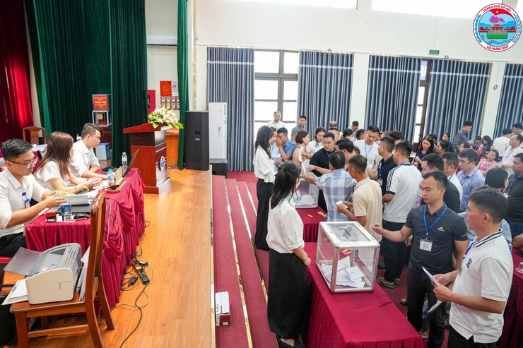 Một số hình ảnh tại phiên đấu giá. Ảnh: UBND xã Hưng Đạo