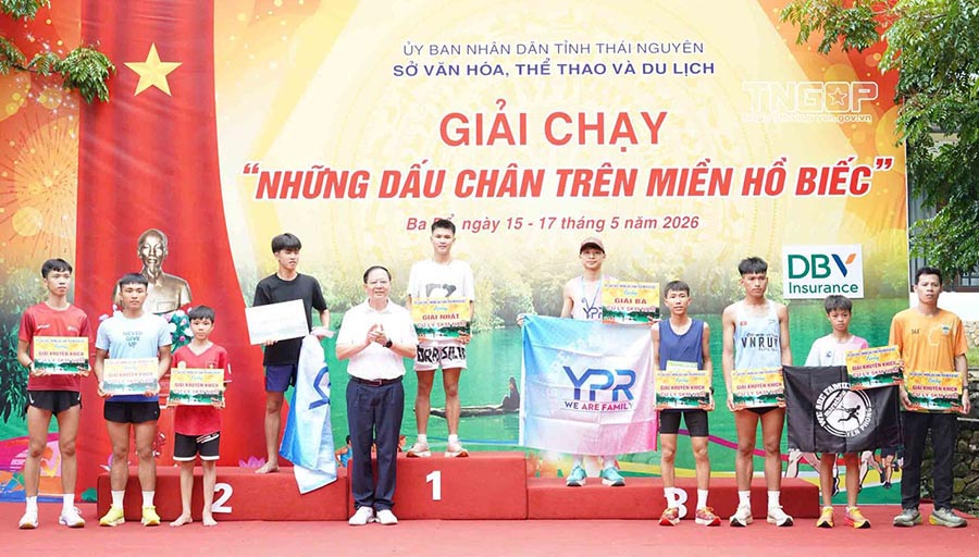 Ban Tổ chức trao giải cho các nam vận động viên xuất sắc tham gia chạy cự ly 5 km. Ảnh: Cổng TTĐT Thái Nguyên