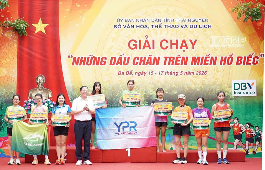 Ban Tổ chức trao giải cho các nữ vận động viên xuất sắc tham gia chạy cự ly 10 km