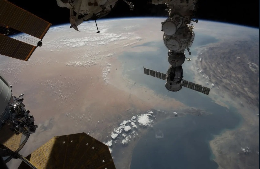 Iran wants to charge the world's largest technology companies using Internet cables in the Strait of Hormuz (photo). Photo: NASA