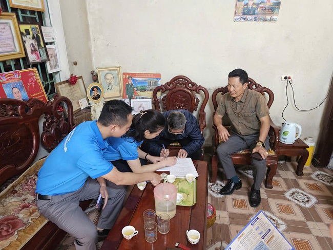 Social insurance officials go to people's homes to guide them to receive pensions through transfer. Photo: Phu Tho Social Insurance