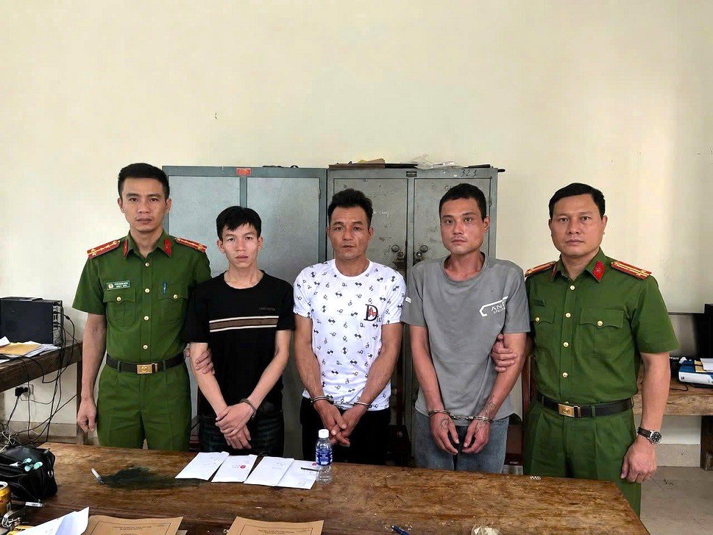3 đối tượng Ngân Văn Môn, Lương Văn Dậu và Kha Văn Nội tại Cơ quan Công an sau khi bị bắt giữ để điều tra hành vi cướp giật tài sản và tổ chức sử dụng trái phép chất ma túy. Ảnh: Ngọc Anh