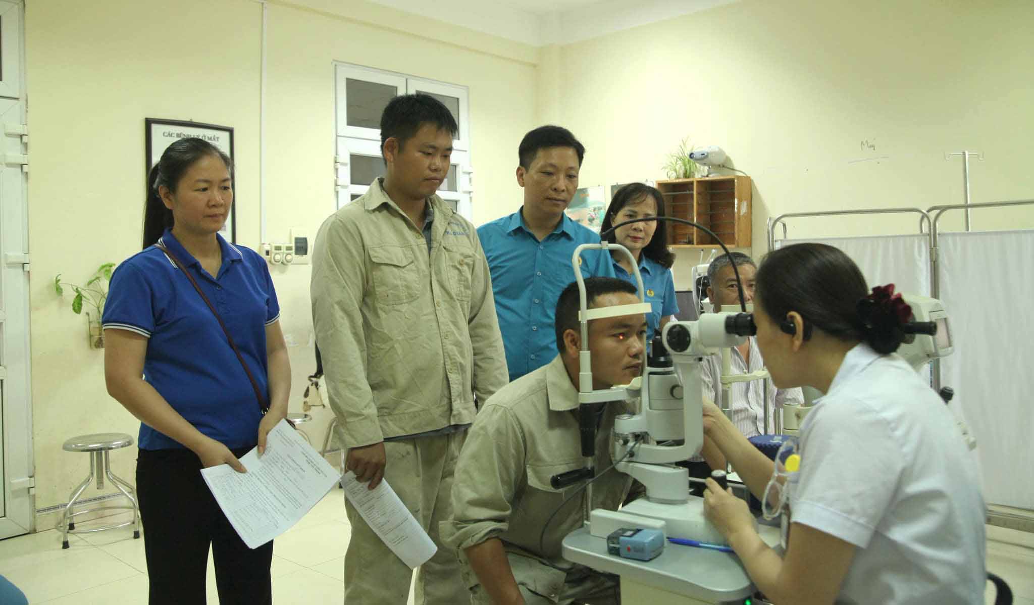 Union members and workers in difficult circumstances in Tuyen Quang are given free health check-ups. Photo: Tuyen Quang Labor Federation