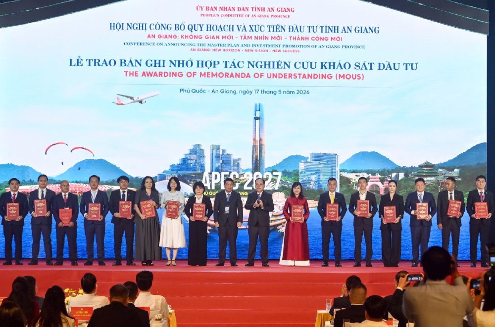 Trao Bản ghi nhớ hợp tác nghiên cứu, khảo sát đầu tư dự án cho các nhà đầu tư chiến lược. Ảnh: Bình Minh