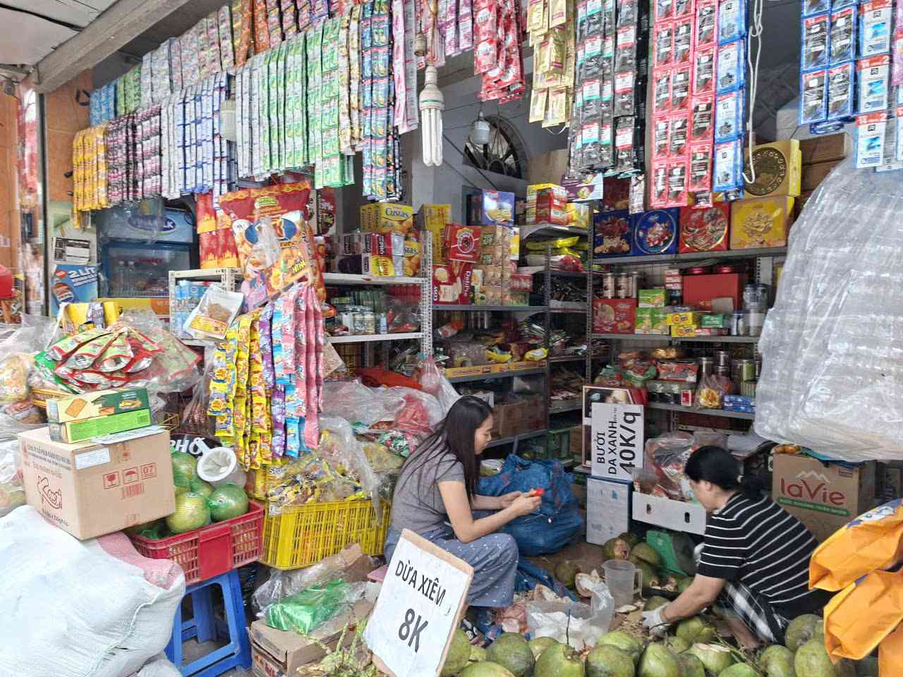Business households with revenue below 1 billion VND need to immediately carry out the tasks according to the notice of the tax authority. Photo: Luc Giang