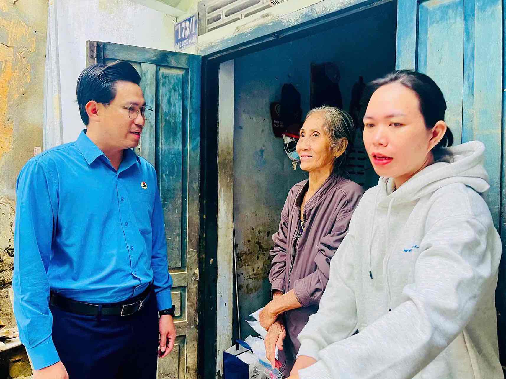 Chairman of the grassroots Trade Union Lai The Dong (left) was commended for his outstanding achievements in Studying and following Ho Chi Minh's ideology, morality, and style. Photo: NVCC