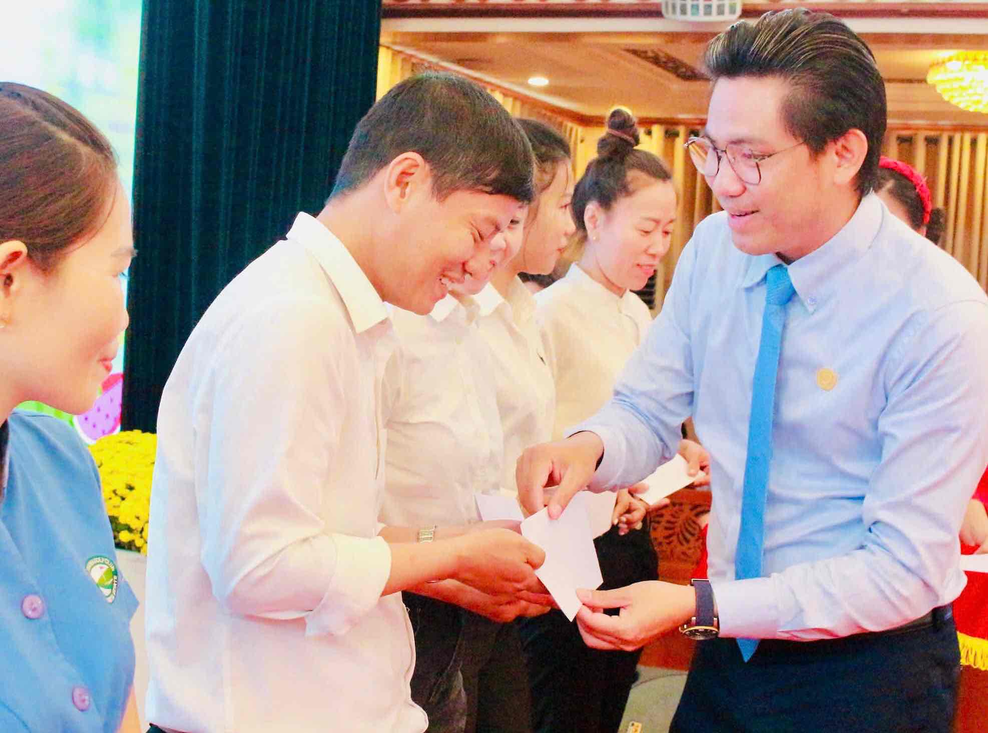 Chủ tịch Công đoàn cơ sở Lại Thế Đồng tích cực chăm lo đoàn viên, người lao động. Ảnh: NVCC