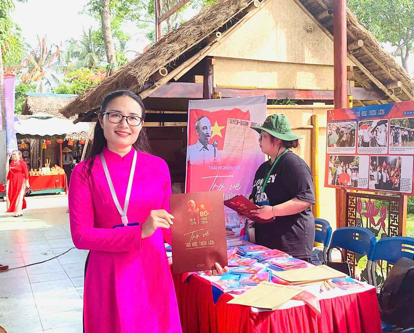 Hướng dẫn viên giới thiệu chương trình trải nghiệm công nghệ thực tế ảo “Trở về thời khắc thiêng liêng” tại Khu di tích Kim Liên. Ảnh: Ngọc Anh