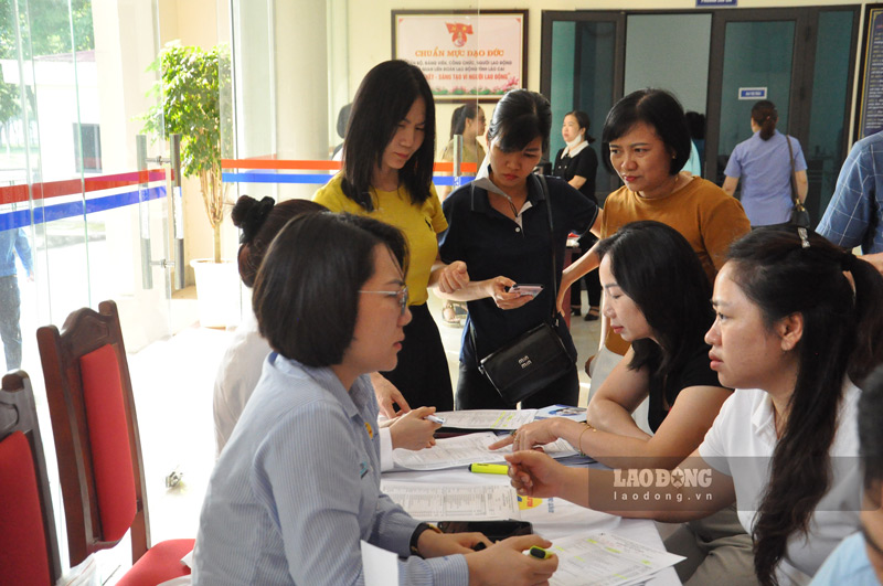 Người lao động được tư vấn khám sức khỏa. Ảnh: Đinh Đại