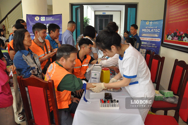 120 đoàn viên thuộc Công đoàn phường Lào Cai được xét nghiệm sức khỏe miễn phí. Ảnh: Đinh Đại