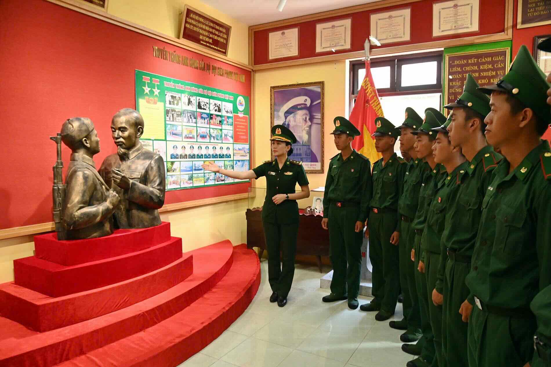 New soldiers visit the traditional room of the Hue City Border Guard. Photo: Vo Tien.