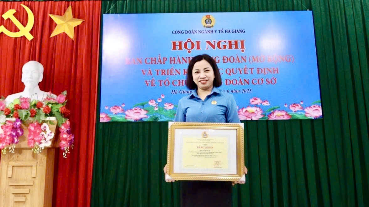 Ms. Vu Thi Ha - grassroots trade union official of Ha Giang General Hospital - has many initiatives to protect and improve health and work efficiency for union members and workers. Photo: Tuyen Quang Labor Federation